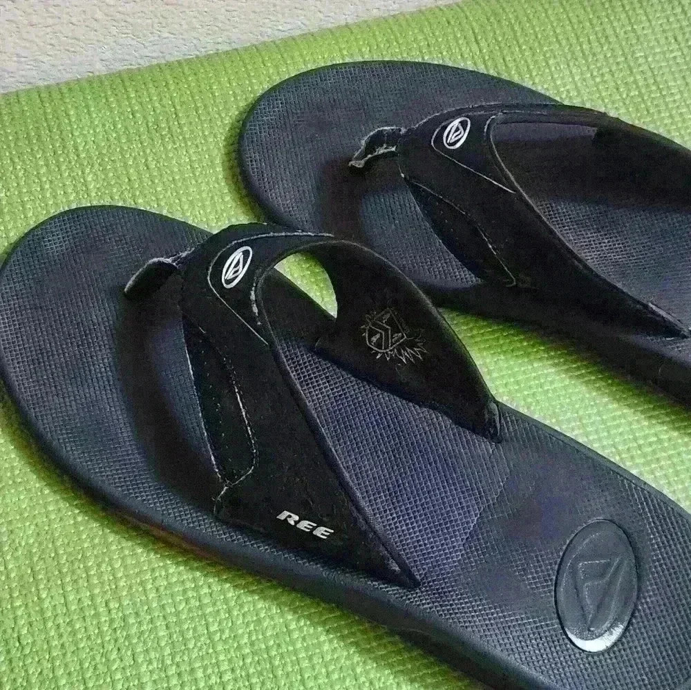 Men's  Reef black, bottle opener  flip flops, size 13
